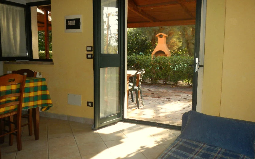 Soggiorno di un appartamento dell’Agriturismo Colomboni, aperto sul patio coperto