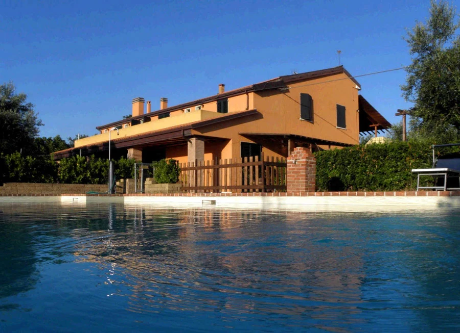 L’acqua della piscina davanti al casale dell’agriturismo